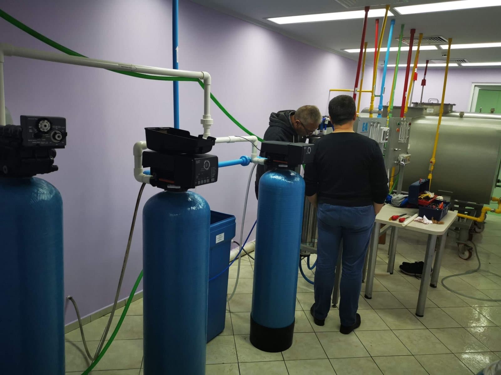 Омекотителни колони в техническо помещение